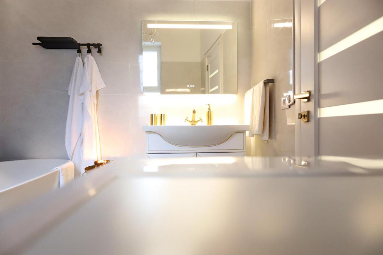 Central Luxury Apartments Oradea Ngoại thất bức ảnh